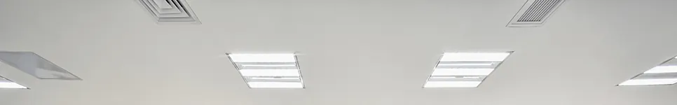 Rasterleuchten in einem B&uuml;ro